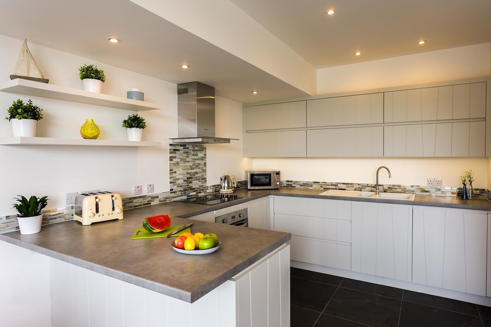 Example of a minimalist kitchen design in Cornwall