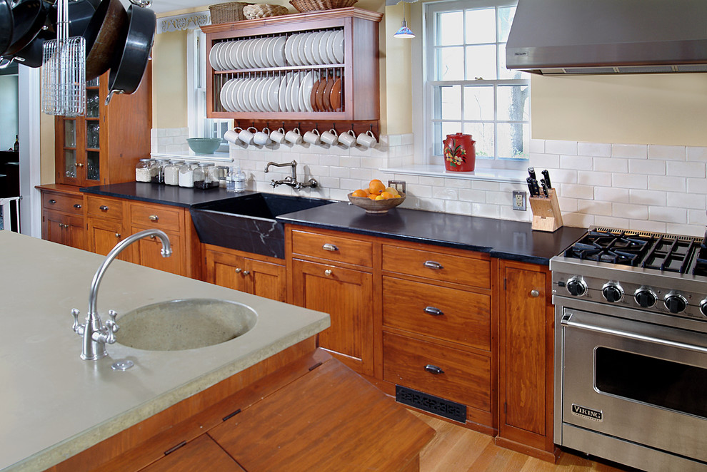 Klassische Küche mit Betonarbeitsplatte, offenen Schränken, integriertem Waschbecken, hellbraunen Holzschränken, Küchenrückwand in Weiß, Rückwand aus Metrofliesen und Küchengeräten aus Edelstahl in Philadelphia