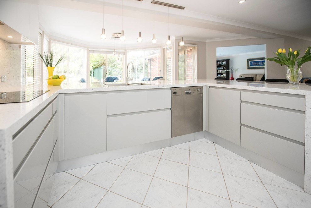 Exempel på ett stort modernt grå grått kök, med en nedsänkt diskho, släta luckor, vita skåp, bänkskiva i kvarts, stänkskydd i marmor, rostfria vitvaror, klinkergolv i keramik, en köksö och grått stänkskydd