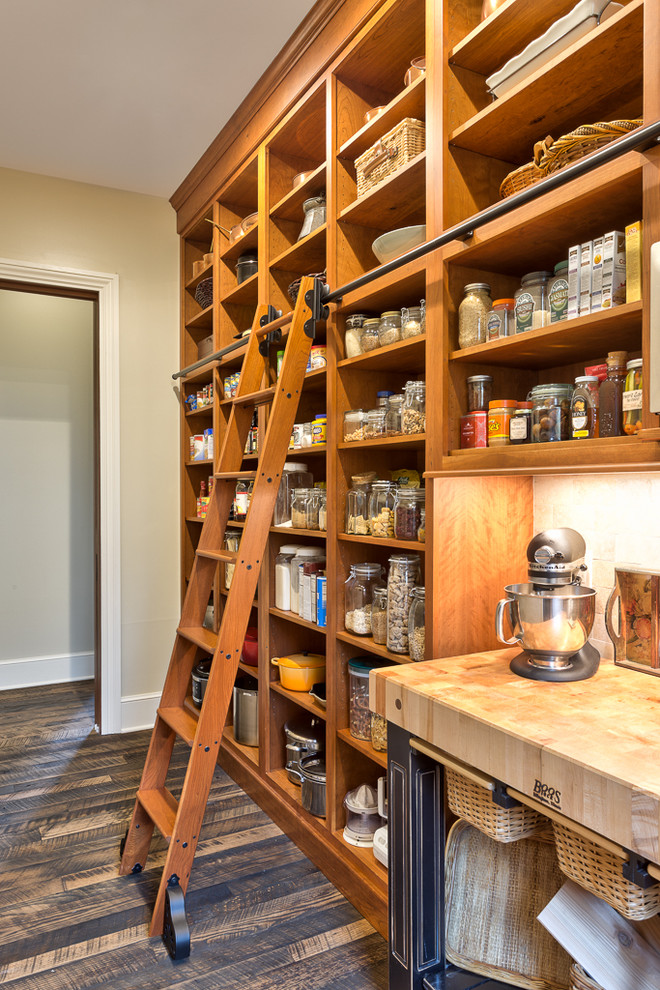 Cette photo montre une arrière-cuisine nature en bois brun avec un plan de travail en bois, un placard sans porte et parquet foncé.
