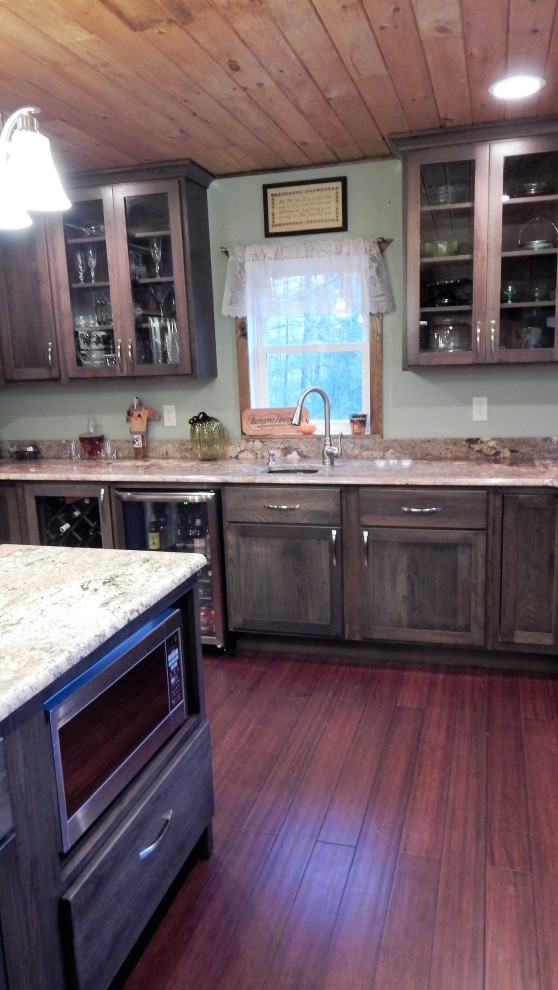 Foto di una grande cucina tradizionale chiusa con lavello sottopiano, ante in stile shaker, ante grigie, top in granito, paraspruzzi beige, elettrodomestici in acciaio inossidabile, pavimento in legno massello medio, pavimento rosso e top beige