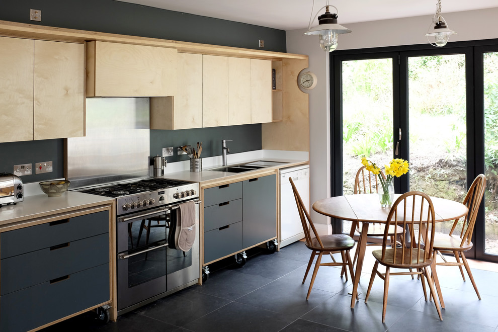 Idéer för att renovera ett mellanstort nordiskt linjärt kök och matrum, med en nedsänkt diskho, släta luckor, skåp i ljust trä, rostfria vitvaror, skiffergolv, stänkskydd med metallisk yta, grått golv, bänkskiva i koppar och en köksö