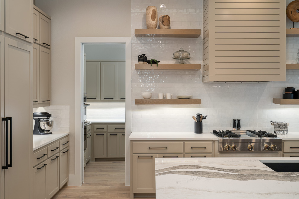 Foto di una grande cucina nordica con ante in legno chiaro, top in granito, paraspruzzi bianco, top multicolore e pavimento beige