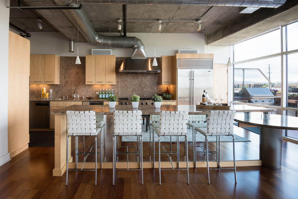 Foto di un cucina con isola centrale industriale con lavello sottopiano, ante lisce, ante in legno chiaro, elettrodomestici in acciaio inossidabile e parquet scuro