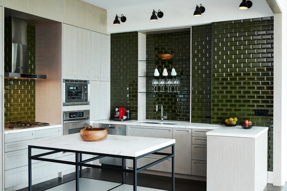 Moderne Küche in L-Form mit Unterbauwaschbecken, hellen Holzschränken, Küchenrückwand in Grün, Rückwand aus Keramikfliesen, Küchengeräten aus Edelstahl und Kücheninsel in Toronto