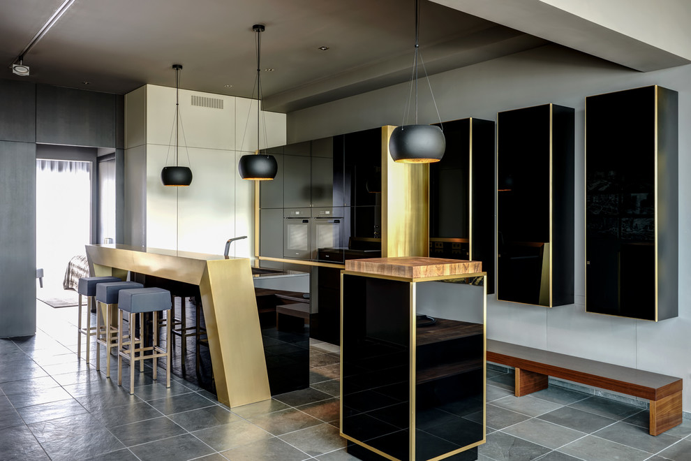 На фото: параллельная кухня-гостиная среднего размера в современном стиле с плоскими фасадами, черными фасадами, черной техникой, двумя и более островами, серым полом, монолитной мойкой и барной стойкой с