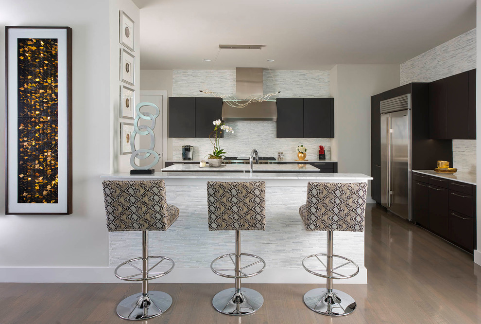 Foto di una cucina design con ante lisce, penisola, ante in legno bruno, paraspruzzi grigio e elettrodomestici in acciaio inossidabile