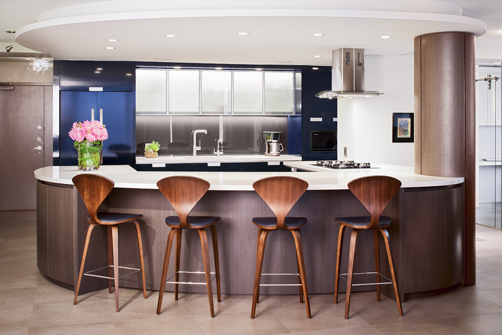 Foto di una cucina design con ante lisce, paraspruzzi grigio, paraspruzzi con lastra di vetro e elettrodomestici da incasso