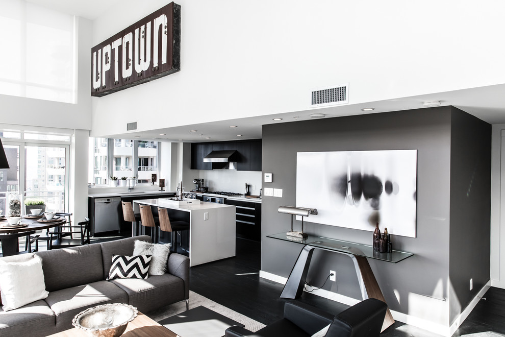 Offene, Mittelgroße Stilmix Küche in L-Form mit flächenbündigen Schrankfronten, Küchenrückwand in Weiß, Küchengeräten aus Edelstahl, dunklem Holzboden und Kücheninsel in Vancouver