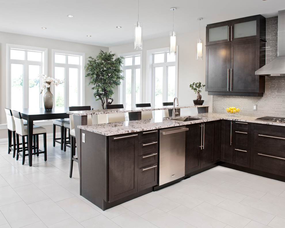 Inspiration for a transitional kitchen remodel in Ottawa