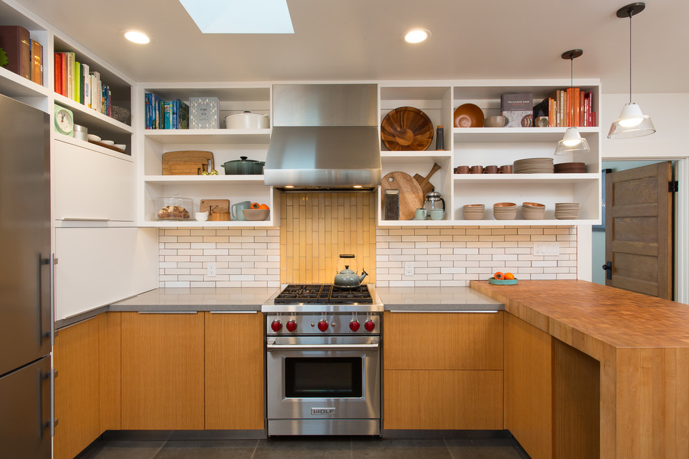Moderne Küche in L-Form mit offenen Schränken, weißen Schränken, Küchenrückwand in Weiß, Rückwand aus Metrofliesen, Küchengeräten aus Edelstahl und Halbinsel in San Francisco