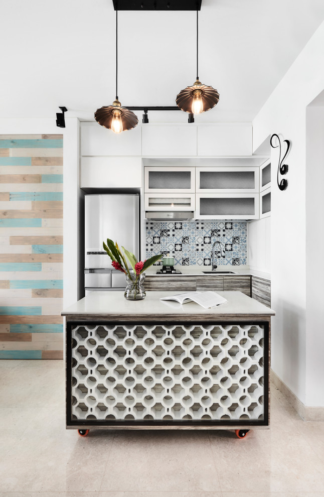 Inredning av ett modernt mellanstort grå grått l-kök, med en undermonterad diskho, släta luckor, grå skåp, flerfärgad stänkskydd, stänkskydd i mosaik, rostfria vitvaror, en köksö och beiget golv
