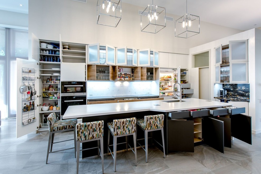 Offene, Zweizeilige, Mittelgroße Moderne Küche mit flächenbündigen Schrankfronten, schwarzen Elektrogeräten und Kücheninsel in Toronto