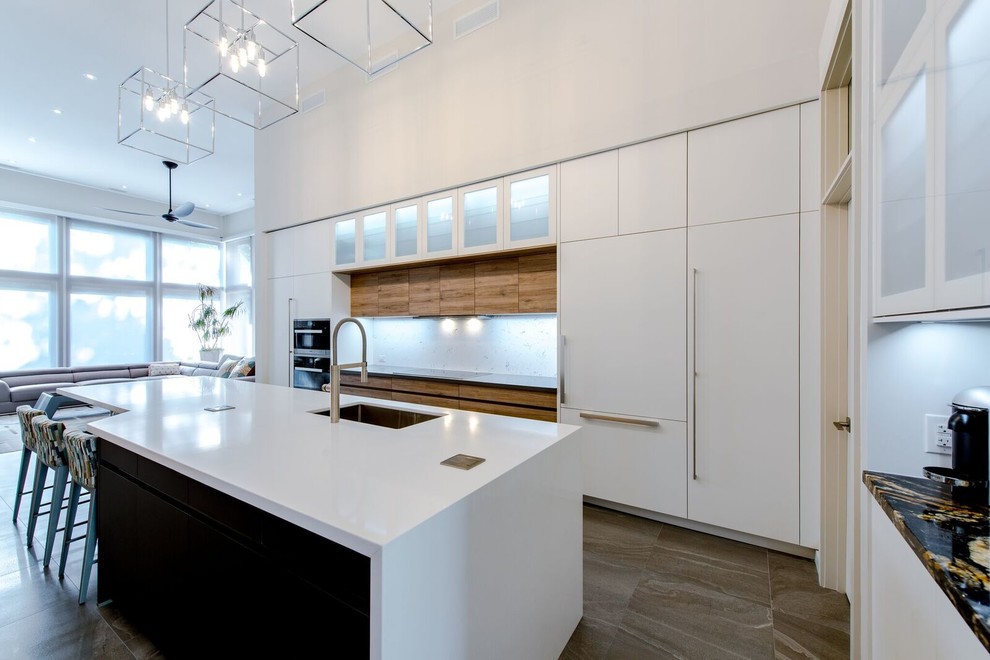 Свежая идея для дизайна: параллельная кухня-гостиная среднего размера в современном стиле с плоскими фасадами, черной техникой и островом - отличное фото интерьера