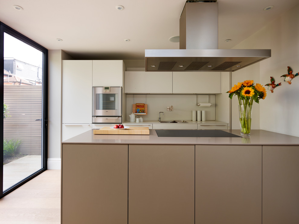 Inspiration for a modern kitchen remodel in Oxfordshire