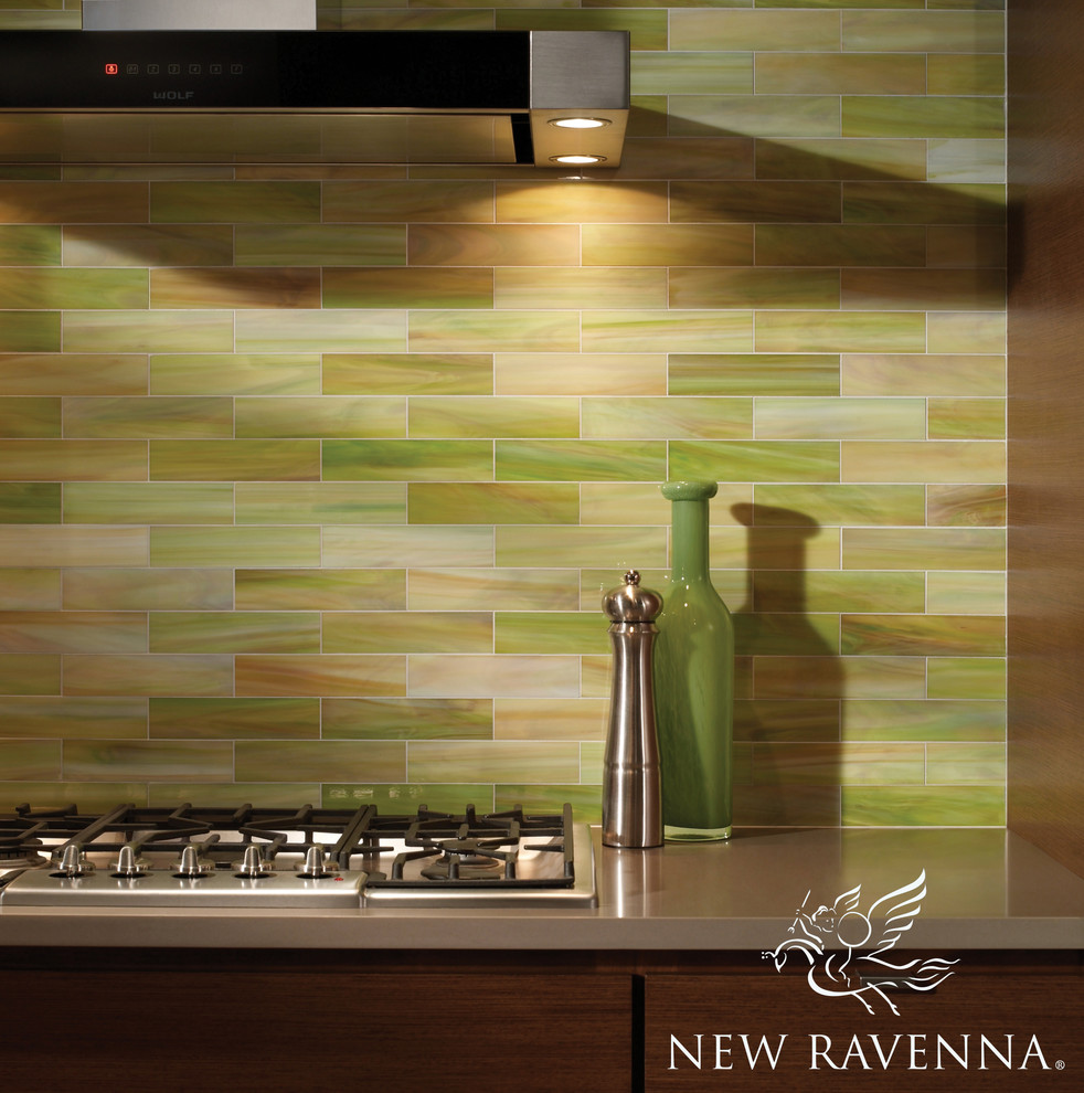 Moderne Küche mit dunklen Holzschränken, Küchenrückwand in Grün, Rückwand aus Glasfliesen und Küchengeräten aus Edelstahl in Sonstige