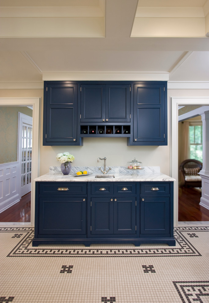 Inspiration för ett mellanstort vintage kök, med en undermonterad diskho, luckor med profilerade fronter, blå skåp, marmorbänkskiva, vitt stänkskydd, stänkskydd i stenkakel, integrerade vitvaror och klinkergolv i keramik