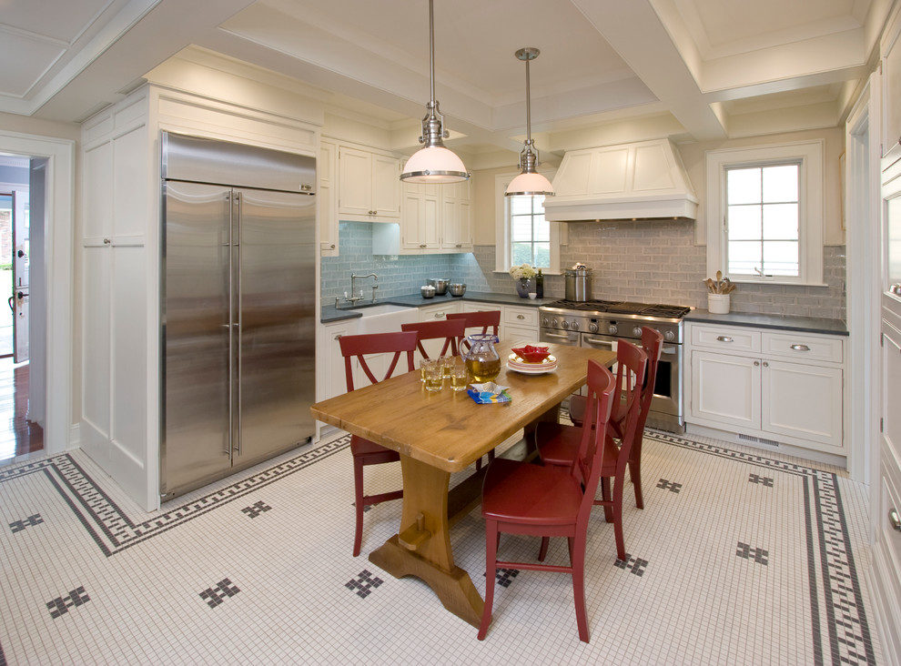 Idéer för att renovera ett stort vintage kök, med en rustik diskho, luckor med profilerade fronter, vita skåp, stänkskydd med metallisk yta, stänkskydd i tunnelbanekakel, rostfria vitvaror, bänkskiva i täljsten och klinkergolv i keramik