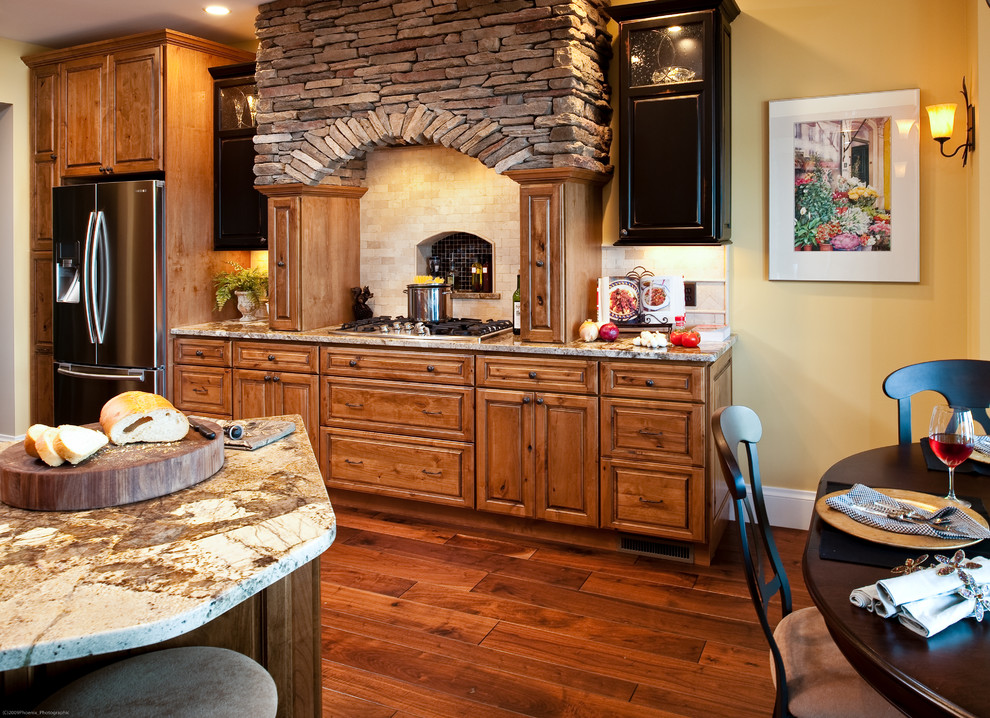 Foto de cocina rústica con suelo de madera en tonos medios