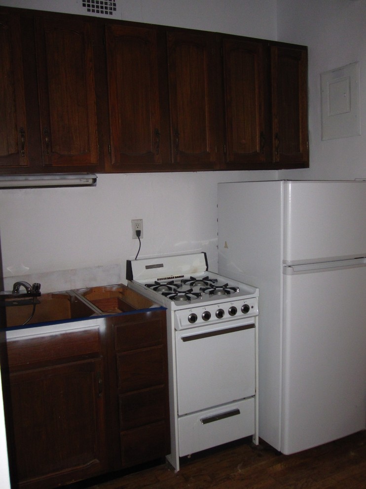 ニューヨークにあるお手頃価格の小さなシャビーシック調のおしゃれなII型キッチン (アイランドなし) の写真