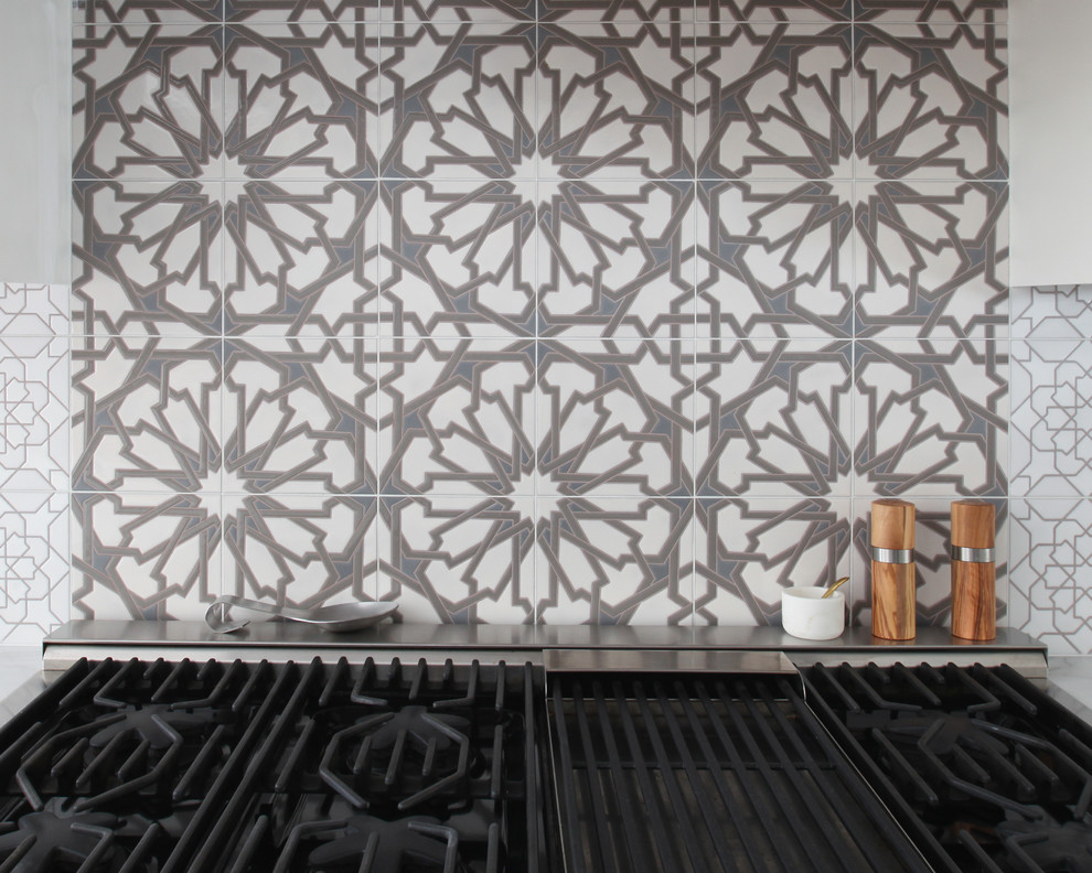 Ejemplo de cocina ecléctica con salpicadero de azulejos de cerámica