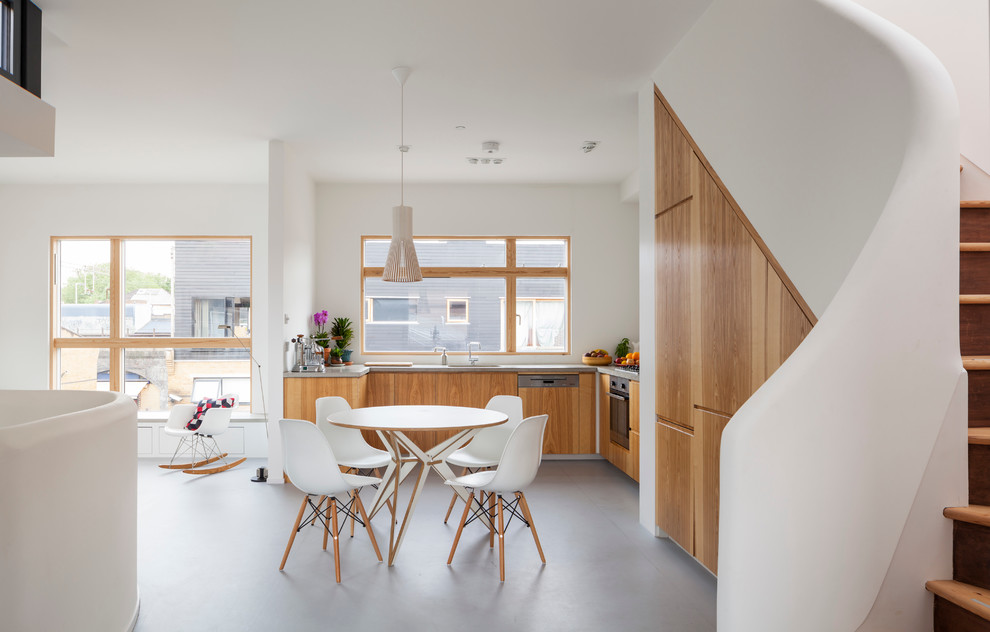 Foto di una cucina contemporanea di medie dimensioni con ante lisce, ante in legno scuro, top in cemento, paraspruzzi bianco, pavimento in vinile e nessuna isola