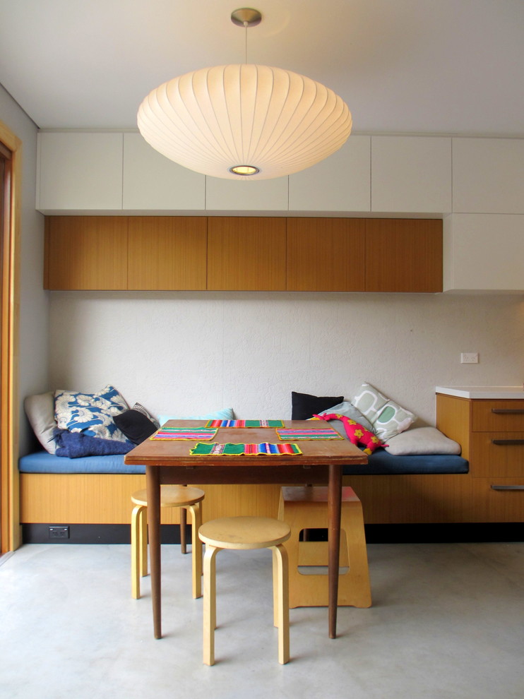 Einzeilige Moderne Wohnküche mit Küchenrückwand in Weiß, Küchengeräten aus Edelstahl, Betonboden und Kücheninsel in Sydney