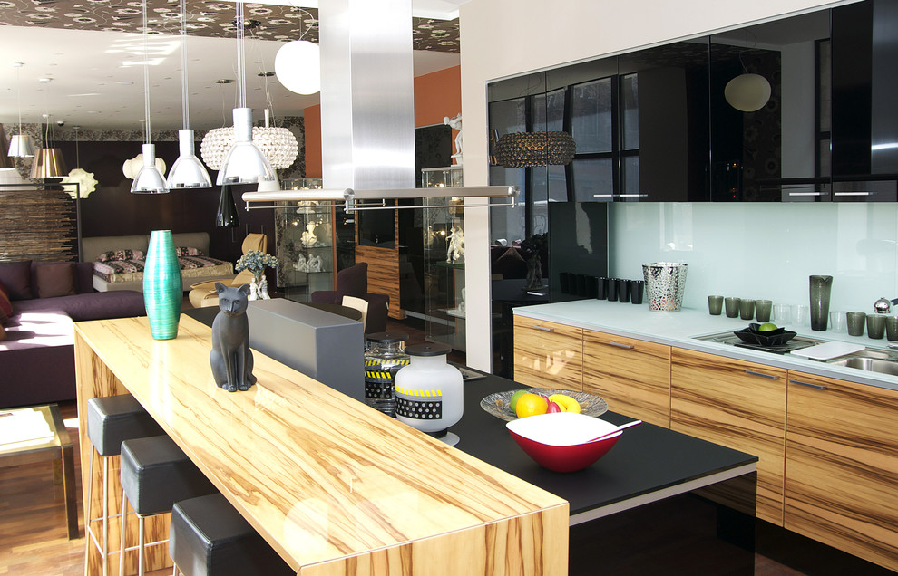 Esempio di una grande cucina moderna con lavello a doppia vasca, ante a persiana, ante marroni, elettrodomestici in acciaio inossidabile, pavimento in legno massello medio e pavimento marrone