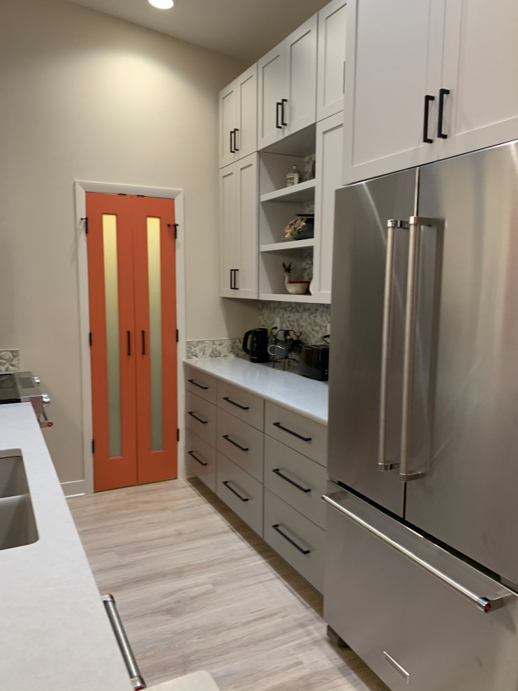 Exempel på ett litet modernt grå grått kök, med en undermonterad diskho, skåp i shakerstil, grå skåp, bänkskiva i kvarts, stänkskydd med metallisk yta, stänkskydd i mosaik, rostfria vitvaror, laminatgolv, en halv köksö och beiget golv
