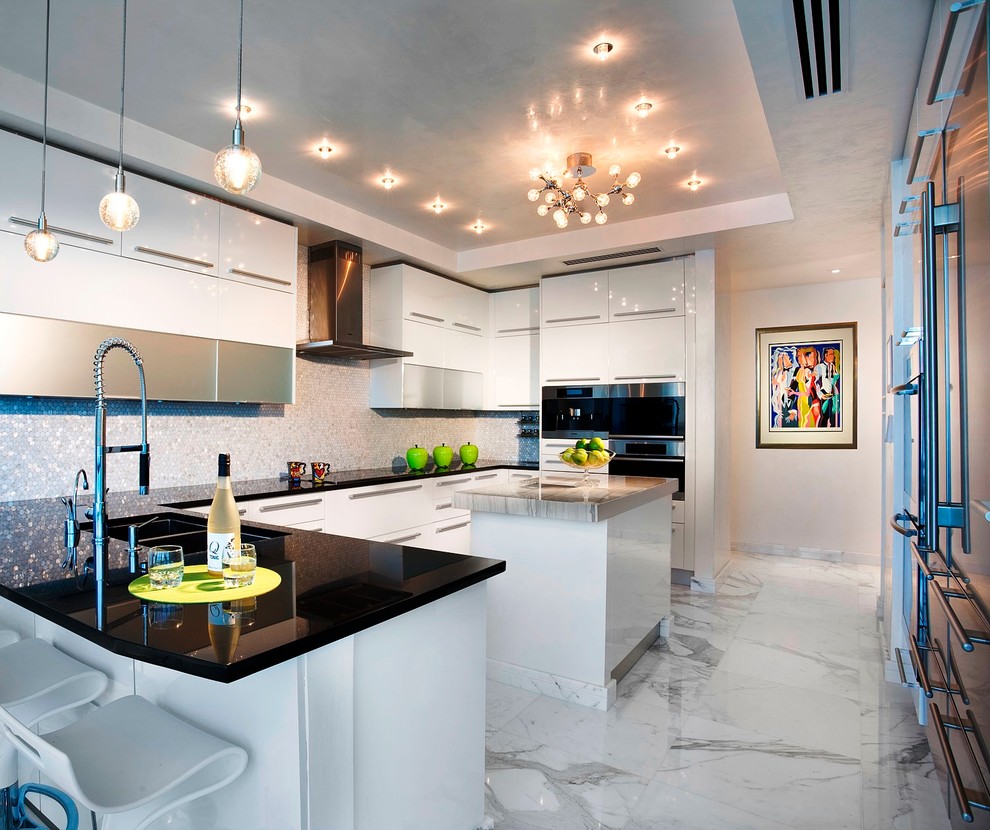 Idéer för ett stort modernt kök, med släta luckor, vita skåp, en dubbel diskho, stänkskydd med metallisk yta, stänkskydd i glaskakel, rostfria vitvaror, marmorgolv, en köksö och grått golv