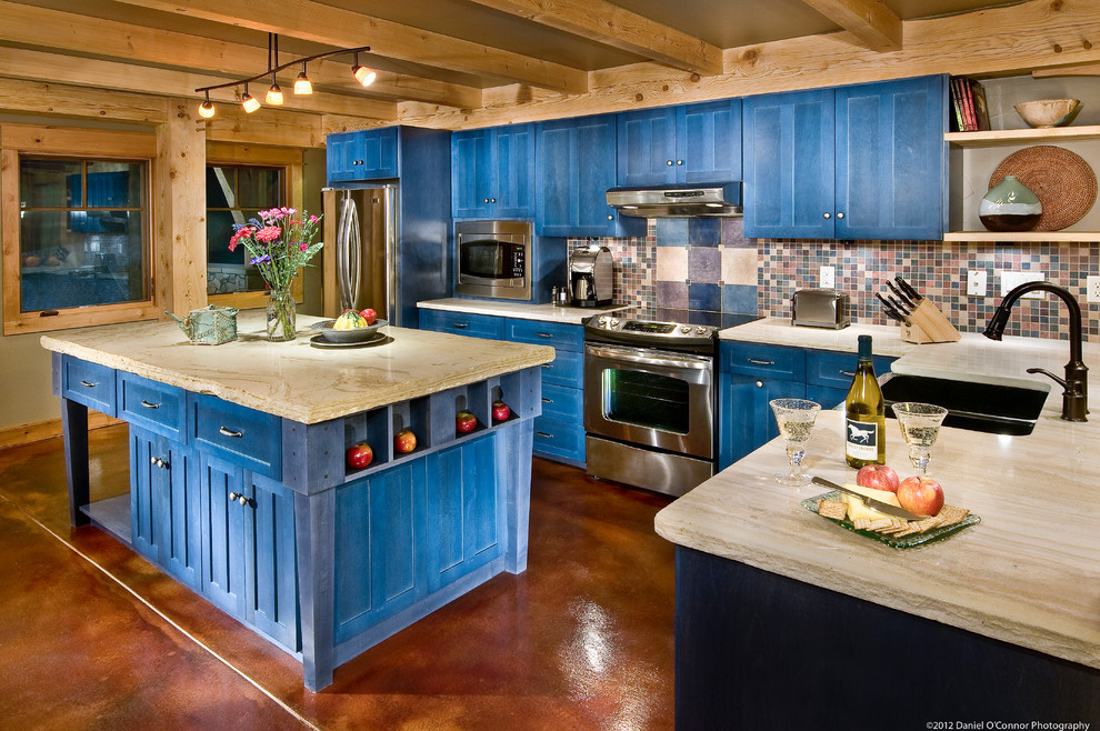 デンバーにある高級な中くらいなエクレクティックスタイルのおしゃれなキッチン (エプロンフロントシンク、シェーカースタイル扉のキャビネット、青いキャビネット、珪岩カウンター、マルチカラーのキッチンパネル、モザイクタイルのキッチンパネル、シルバーの調理設備、コンクリートの床、赤い床) の写真
