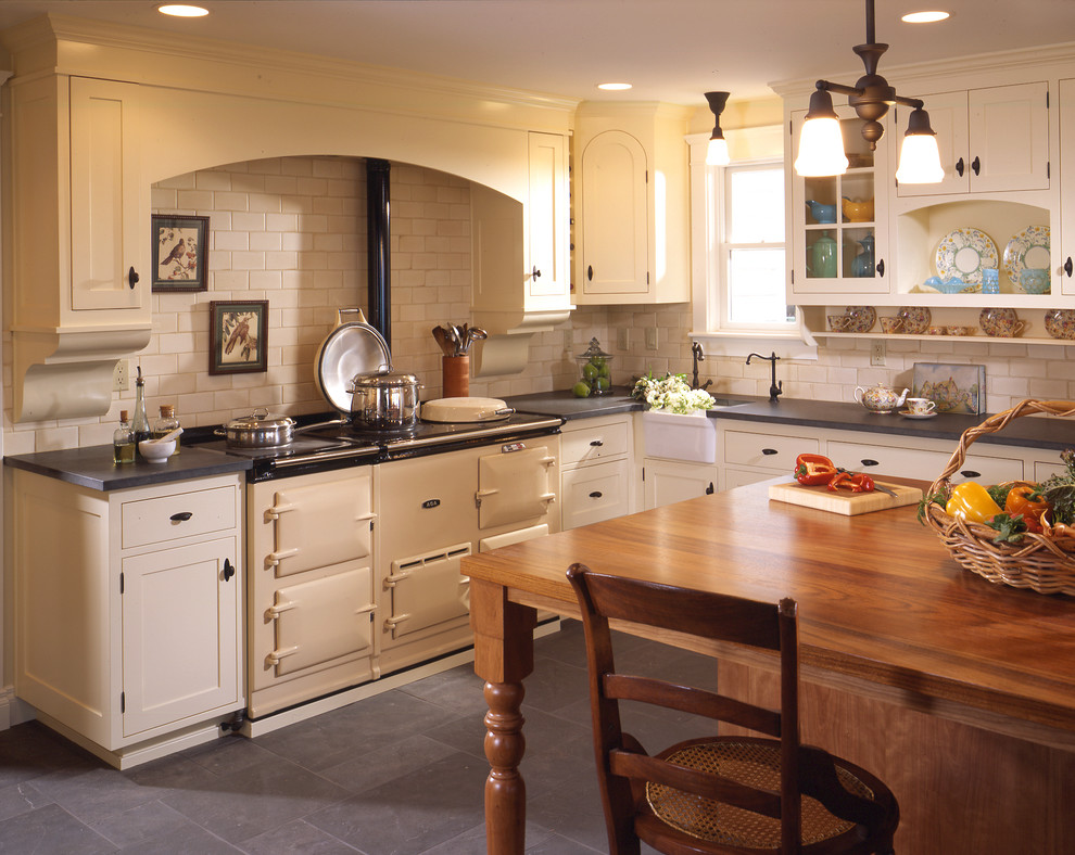 Imagen de cocina clásica con salpicadero de azulejos tipo metro, fregadero sobremueble, encimera de madera, salpicadero beige y electrodomésticos blancos