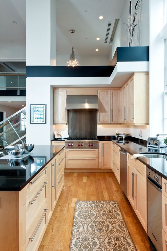 Foto de cocina actual con electrodomésticos de acero inoxidable, con blanco y negro y cortinas