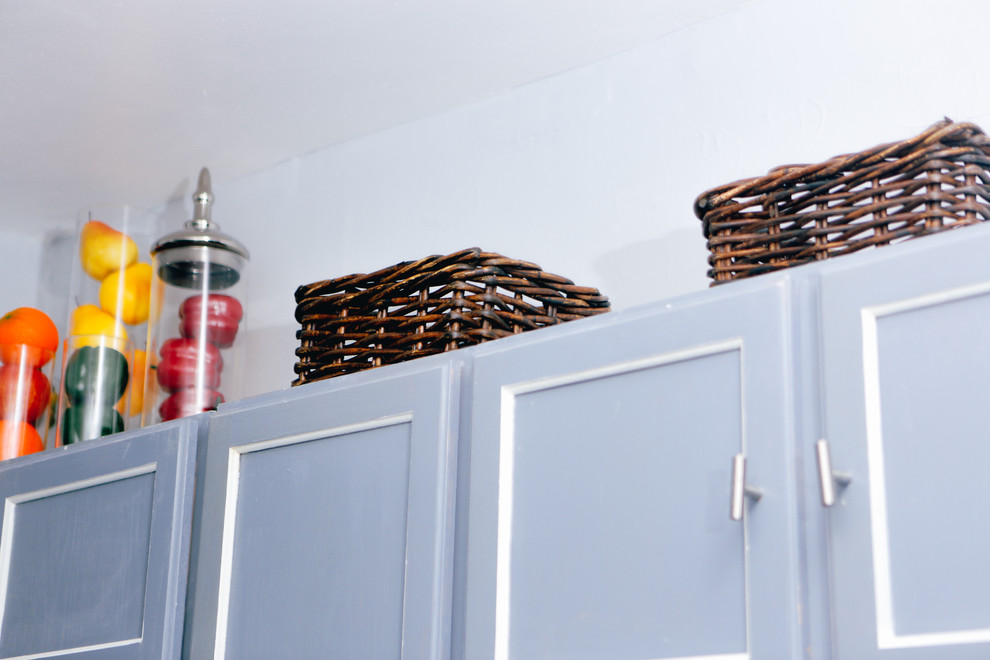 Immagine di una cucina abitabile contemporanea di medie dimensioni con parquet chiaro