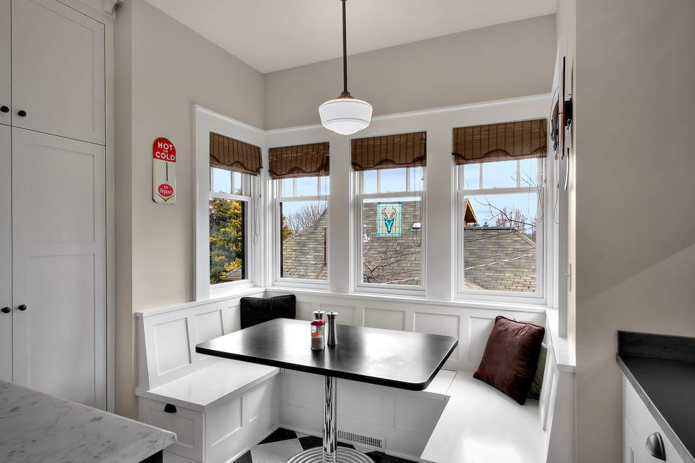 Источник вдохновения для домашнего уюта: кухня в стиле кантри с обеденным столом и шторами на окнах