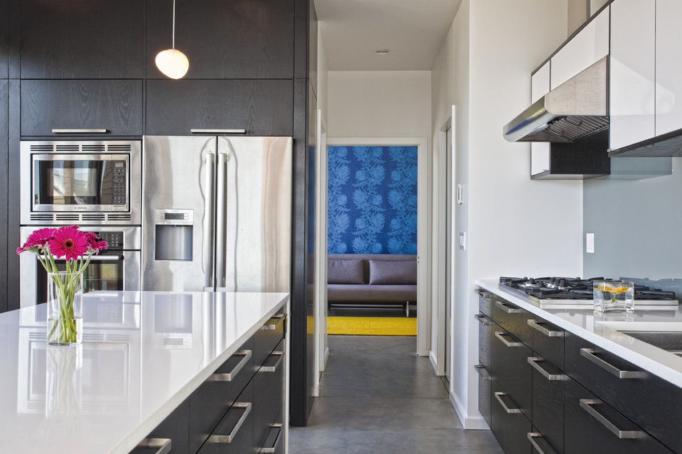 Moderne Küche mit Küchengeräten aus Edelstahl in Seattle