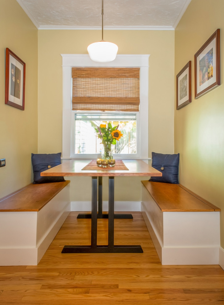 Inspiration pour une salle à manger ouverte sur la cuisine traditionnelle avec un sol en bois brun.