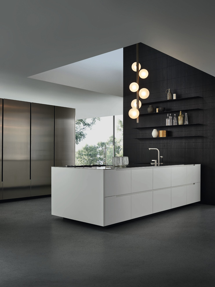 Immagine di una cucina design di medie dimensioni con lavello sottopiano, ante lisce e ante bianche