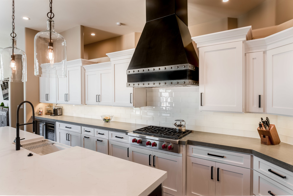 Moderne Küche mit Landhausspüle, Schrankfronten im Shaker-Stil, weißen Schränken, Kücheninsel und braunem Boden in Phoenix