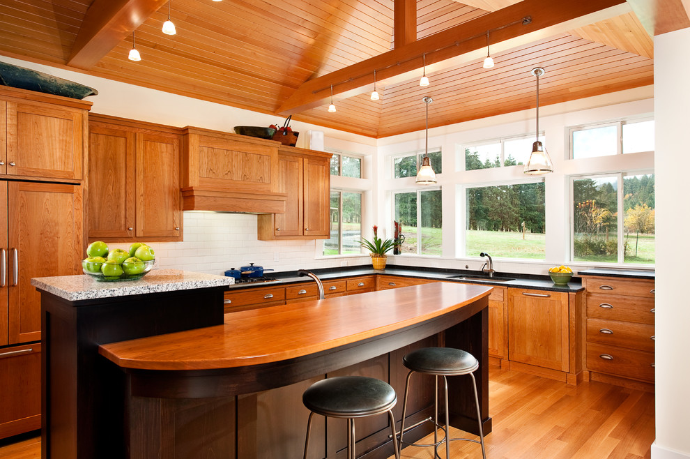 Exempel på ett mellanstort amerikanskt kök, med en undermonterad diskho, skåp i mörkt trä, granitbänkskiva, gult stänkskydd, stänkskydd i terrakottakakel, ljust trägolv, en köksö, skåp i shakerstil, färgglada vitvaror och brunt golv