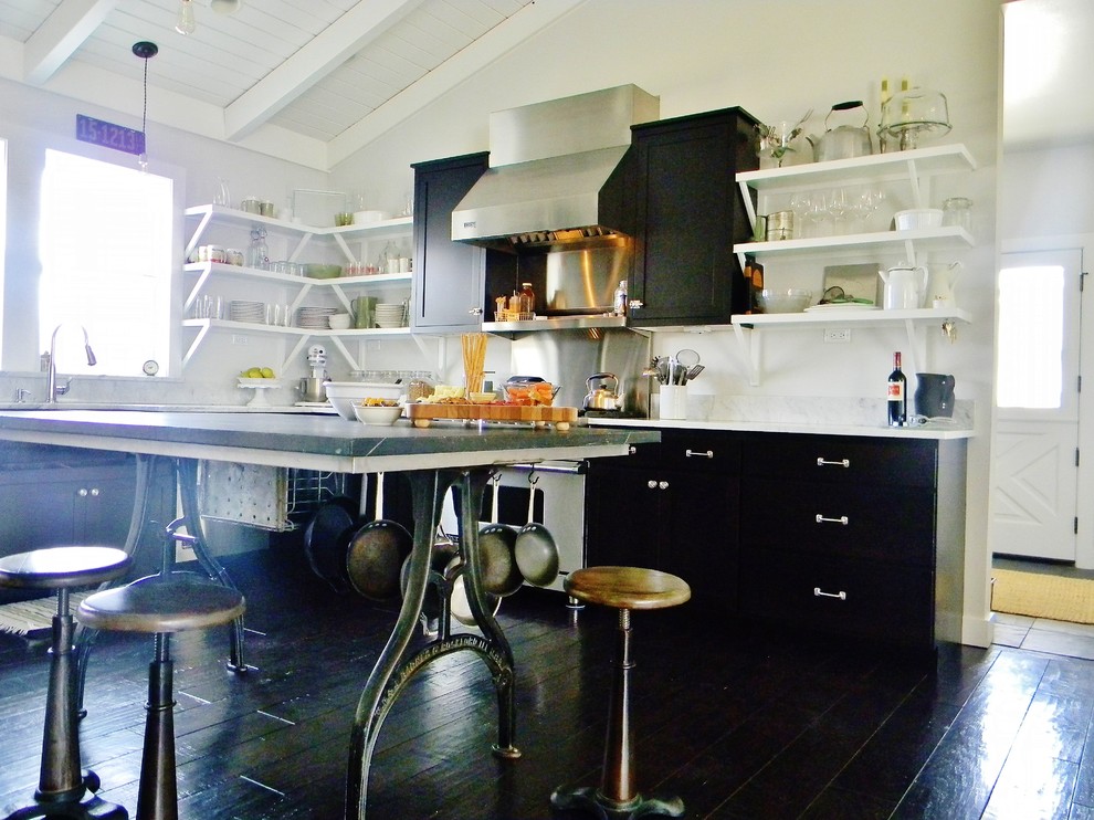 Kitchen - farmhouse kitchen idea in Seattle