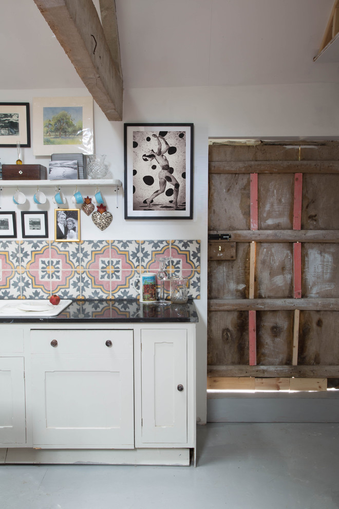 Inspiration för ett lantligt kök, med vita skåp, granitbänkskiva, rosa stänkskydd, en rustik diskho, stänkskydd i keramik och integrerade vitvaror