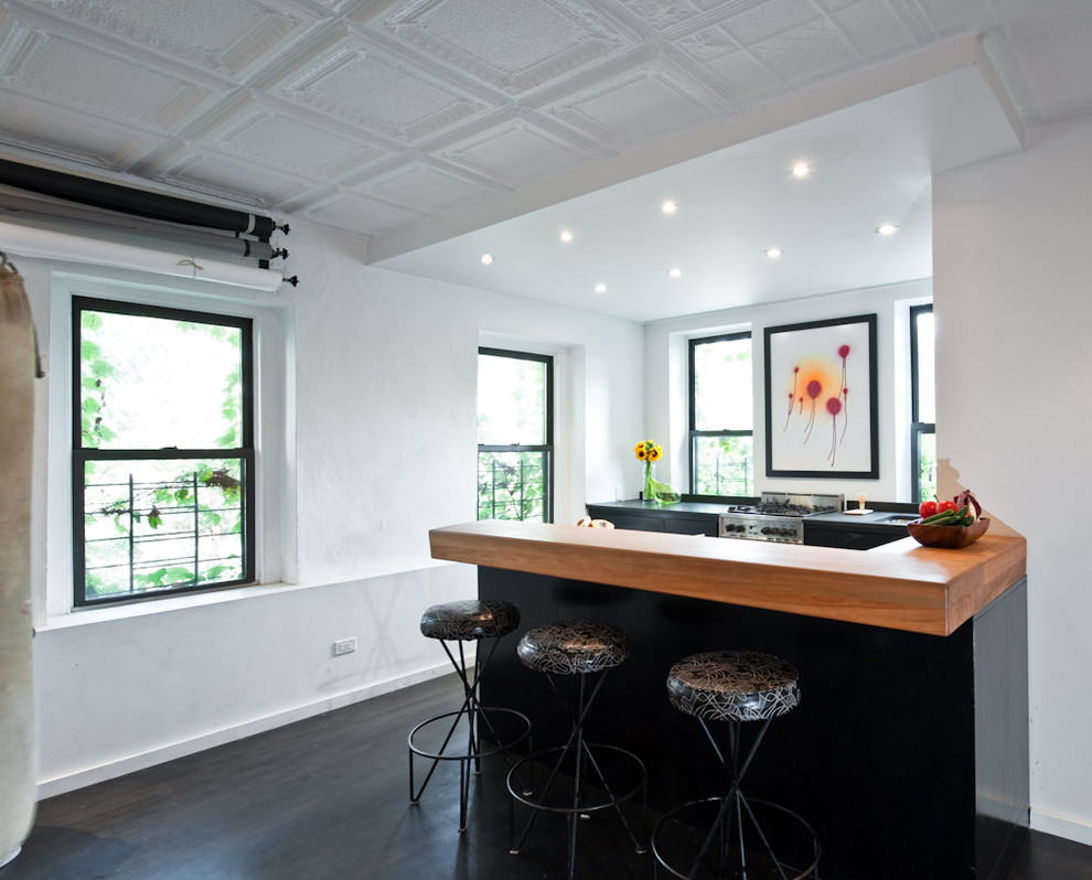 Moderne Hausbar mit Arbeitsplatte aus Holz in New York