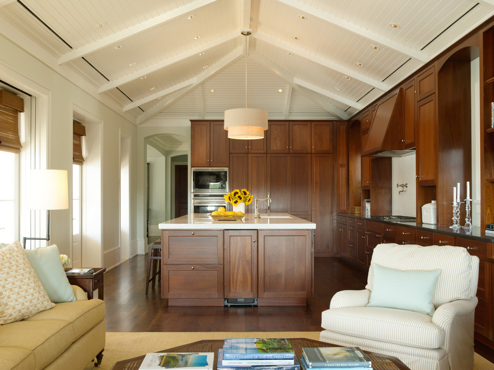 Пример оригинального дизайна: кухня-гостиная в классическом стиле с фасадами в стиле шейкер и фасадами цвета дерева среднего тона