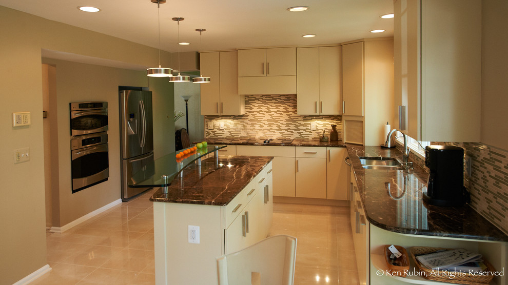Inredning av ett modernt mellanstort kök, med en dubbel diskho, släta luckor, vita skåp, granitbänkskiva, flerfärgad stänkskydd, stänkskydd i stickkakel, rostfria vitvaror, marmorgolv och en köksö