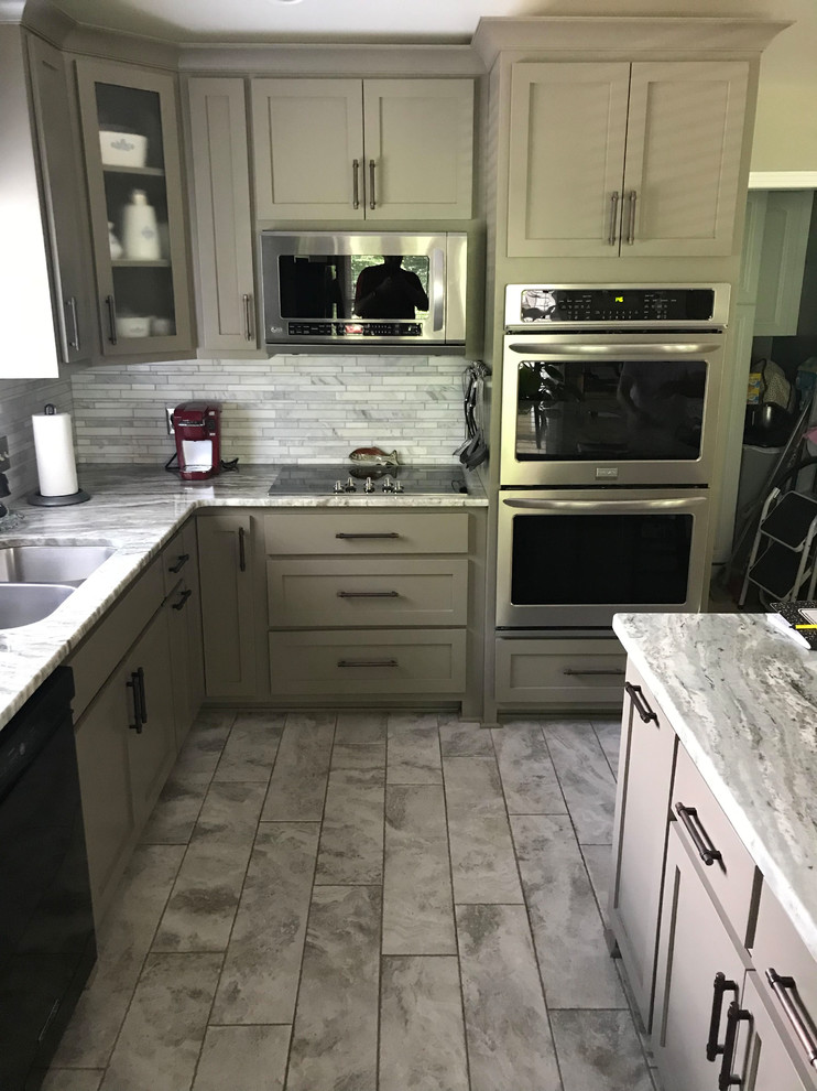 Idéer för att renovera ett mellanstort vintage grå grått kök, med skåp i shakerstil, en köksö, en dubbel diskho, rostfria vitvaror, grå skåp, granitbänkskiva, grått stänkskydd, stänkskydd i stickkakel, klinkergolv i porslin och grått golv