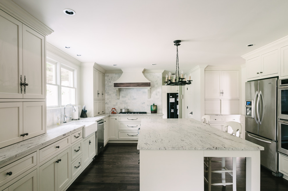 ナッシュビルにあるトランジショナルスタイルのおしゃれなキッチン (エプロンフロントシンク、シェーカースタイル扉のキャビネット、白いキャビネット、白いキッチンパネル、シルバーの調理設備) の写真
