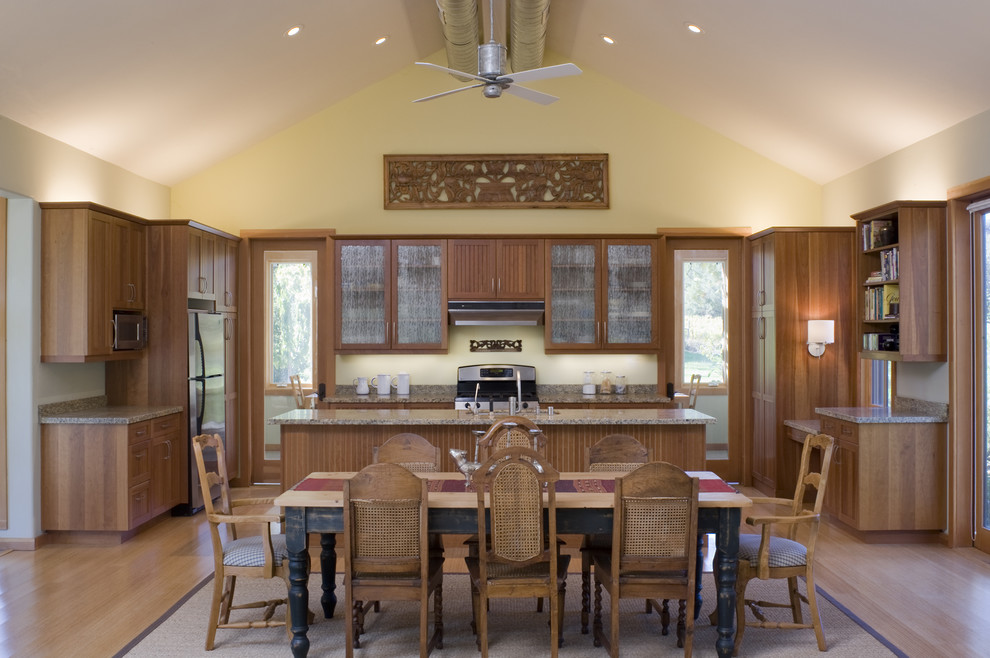 Aménagement d'une cuisine américaine contemporaine en bois brun avec un placard à porte shaker et un électroménager en acier inoxydable.