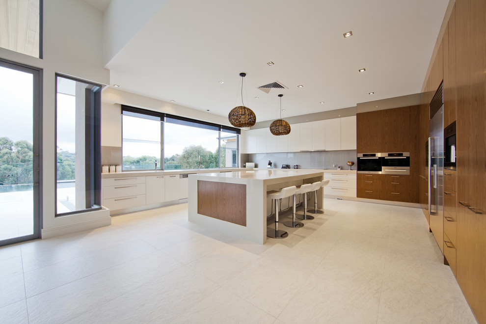 Moderne Wohnküche mit Porzellan-Bodenfliesen und Kücheninsel in Sydney