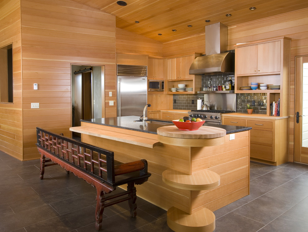 シアトルにあるコンテンポラリースタイルのおしゃれなキッチン (シルバーの調理設備) の写真
